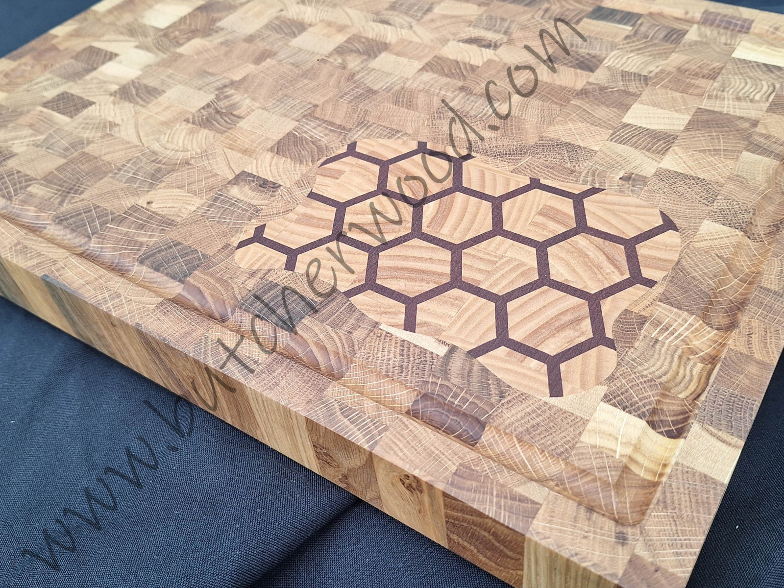End grain cutting board with inlay