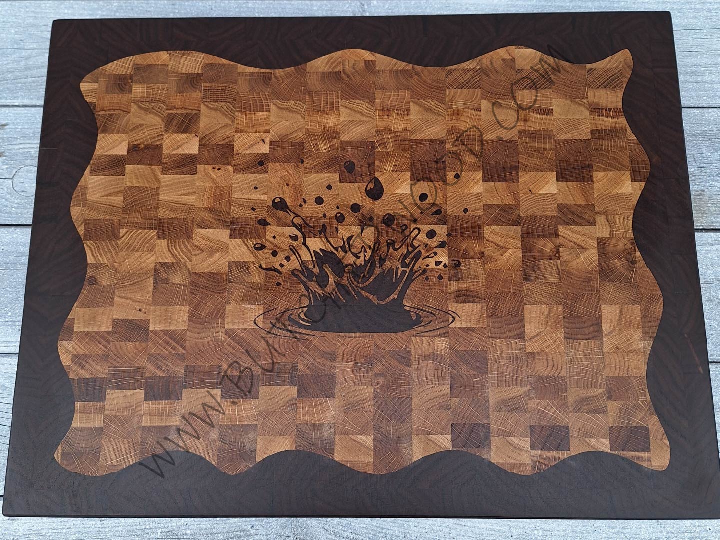 Walnut and oak wood cutting board with WATER SPLASH inlay